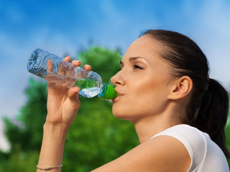 8 benefícios da água para a sua saúde